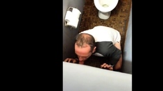 Gloryhole auf der Toilette